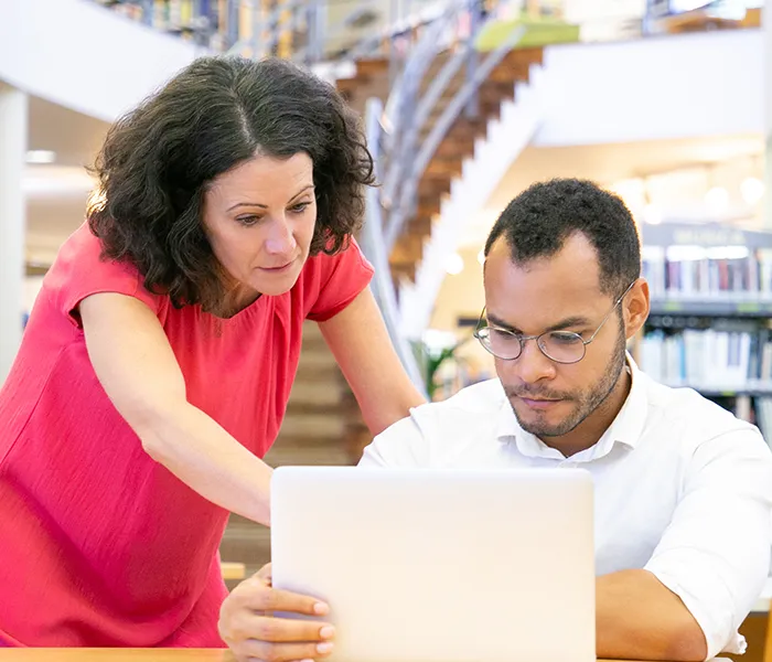 Beca Doctorado en Psicología de la Javeriana Cali Psicóloga y profesional afin reunidos revisando investigación en un computador