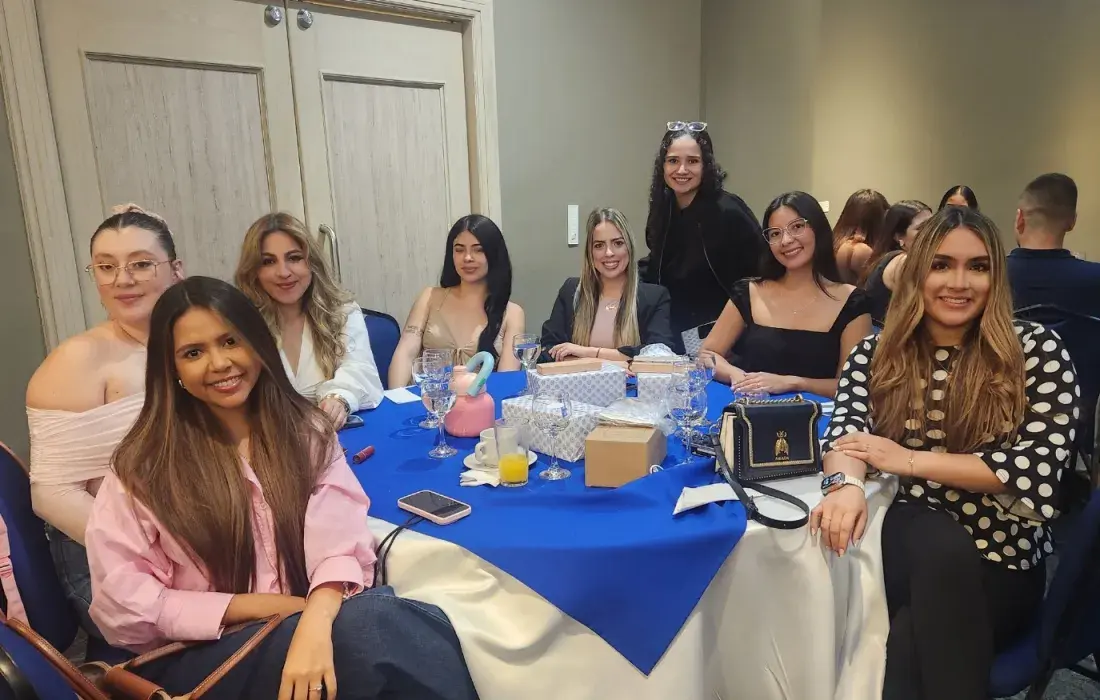 Egresadas Negocios Internacionales en mesa del evento