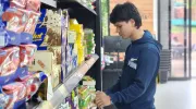 Estudiantes de la Javeriana Cali en clases en el Laboratorio de Logística y Mercadeo