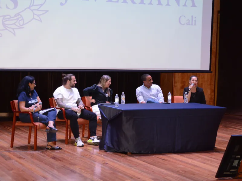 María Elena Martínez, Simón Londoño, Carolina Muñoz, Leandro Cambindo y Claudia Rojas, egresados javerianos panelistas ExpoLaborum 2023