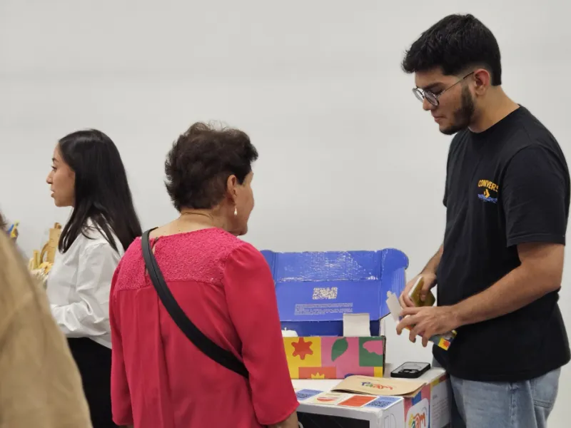 Estudiantes exponiendo en PROYECTA