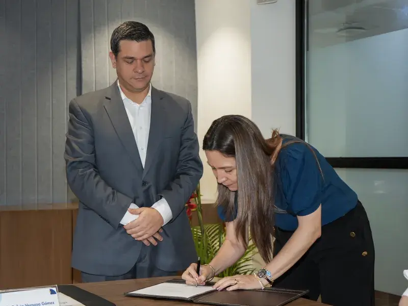 Isabel Cristina Quintero Sepúlveda, directora de Posgrados Facultad de Ciencias Económicas y Administrativas realizando la firma del acta de su posesión 
