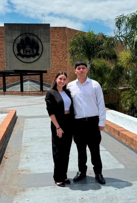 Estudiantes de Ingeniería Biomédica y de fondo la Javeriana Cali